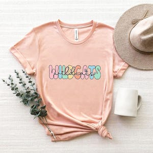 Camiseta Wildcats: Linda camiseta de mascota escolar pastel, camiseta retro con letras de burbujas, camiseta con espíritu escolar, camiseta unisex cómoda