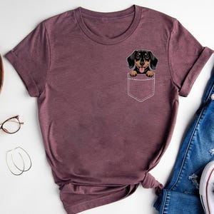 Cute Dachshund Pocket Shirt – Funny Wiener Dog Graphic Tee – Sausage Dog Lover T-Shirt – Pet Owner Gift for Dog Moms and Dog Dads