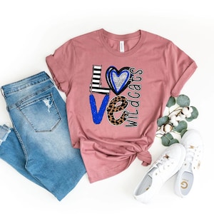 Camiseta LOVE Wildcats, camiseta con estampado de leopardo para el espíritu escolar, camiseta para el día del partido de animadoras, camiseta azul y blanca con orgullo del equipo, camiseta con gráfico de fan de los Wildcats