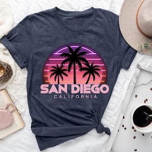 San Diego Shirt – Retro Sunset Palm Tree Tee – California Beach T-Shirt – Vintage SoCal Gift – 80s Aesthetic San Diego Travel Souvenir