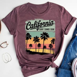 California Surf Sand Sun Shirt - T-shirt de plage rétro Sunset Palm Tree - T-shirt graphique de la côte ouest - Cadeau de voyage d&#39;été pour les amateurs de Californie