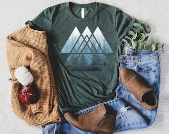 Camiseta Geométrica de Bosque de Montaña – Camiseta de Naturaleza con Paisaje de Pinos Brumosos