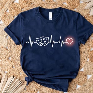 Camiseta de teatro con latidos del corazón / Camiseta de actor con máscara dramática / Regalo de teatro musical para hombres, mujeres y niños / Camiseta de equipo de escenario con latidos del corazón / Artes escénicas
