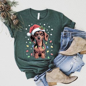 Christmas Dachshund Shirt – Cute Wiener Dog in Santa Hat with Lights Tee – Holiday Sausage Dog Lover Gift – Funny Pet Owner Christmas Shirt