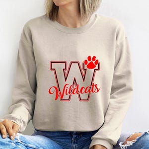 Camiseta de los Wildcats con estampado de pata: camiseta de mascota Wildcat con letras universitarias y contorno rojo, camiseta con espíritu escolar, camiseta unisex del equipo, regalo para fans