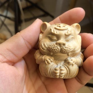 Tigre de dibujos animados de madera hecho a mano, figura de tigre de madera tallada única, decoración de animales divertida, escultura de tigre pintada a mano