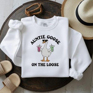 Bestickte Tante Gans auf der losen Sweatshirt, lustiges Gans Sweatshirt, Dumme Gans Tante Sweatshirt, Tante Sweatshirt, cooles Geschenk Tante White