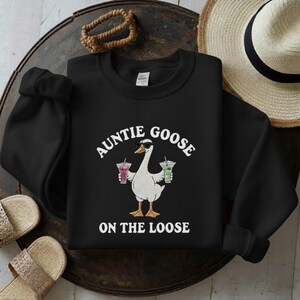 Bestickte Tante Gans auf der losen Sweatshirt, lustiges Gans Sweatshirt, Dumme Gans Tante Sweatshirt, Tante Sweatshirt, cooles Geschenk Tante Black