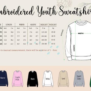 K&ouml;nnte beinhalten: Ein Bild, das ein besticktes Sweatshirt f&uuml;r Jugendliche mit einer Gr&ouml;&szlig;entabelle zeigt. Die Tabelle enth&auml;lt Ma&szlig;e in Zoll und Zentimetern f&uuml;r L&auml;nge, Breite und &Auml;rmel sowie H&ouml;he und Gewicht. Farboptionen sind Marineblau, Hellrosa, Schwarz, Wei&szlig;, Sand, Sportgrau und Waldgr&uuml;n.