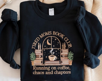 Sudadera bordada del club de lectura de mamás cansadas, camiseta del club de lectura, camiseta de Coffee Chaos Chapters, regalo para amantes de los libros, camiseta de lector, camiseta de ratón de biblioteca