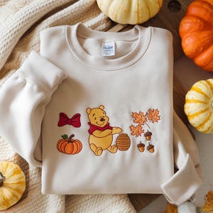 Bluza z haftowanymi jesiennymi liśćmi i motywem Kubusia Puchatka, bluza z Kubusiem Puchatkiem, wygodna bluza z okrągłym dekoltem na jesień, dziecięca bluza jesienna