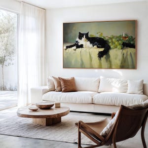 赤ワインを飲んだ猫のウォールアート – 気まぐれな白黒猫のポスター。ラウンジのインテリアや、ワイン愛好家や猫アート愛好家へのホリデーギフトに最適です。