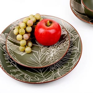 Green Ceramic Dinner Plate 20 cm – Handmade Rustic Tableware – Matte Glazed Pottery Plate – Artisan Stoneware Plate – Modern Kitchen Decor