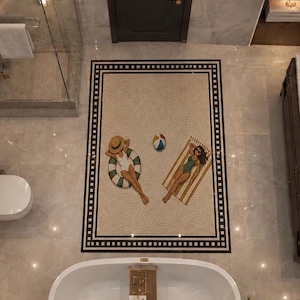 Op de afbeelding: Een luxe badkamer met een mozaïek tegelontwerp met twee figuren die ontspannen op een strand. Een wit bad met een houten dienblad en een groene plant staan op de voorgrond. Een donkere deur is zichtbaar op de achtergrond.