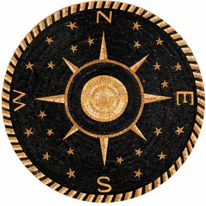 Può includere: Opera d'arte a mosaico circolare con un design a rosa dei venti. La rosa dei venti è nei toni dell'oro e del beige su sfondo nero. I punti cardinali sono contrassegnati dalle lettere N, E, S e W. Il bordo esterno è a strisce.