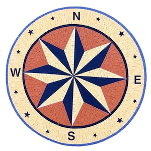 Könnte beinhalten: Kreisförmiges Mosaik-Kompassdesign mit einem blauen und weißen Sternmuster in der Mitte. Die Kompassrose hat die Buchstaben N, E, S und W. Das Design ist von einem Ring aus kleinen Sternen und einem blauen Rand umgeben.