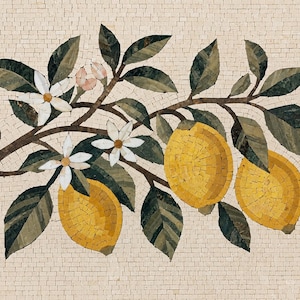 Puede incluir: Un mosaico de piedra para pared que muestra una rama con tres limones de color amarillo brillante, flores de cítricos blancas y hojas de color verde oscuro. El diseño está compuesto por pequeñas piezas cuadradas sobre un fondo beige claro.