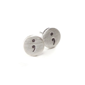 Semikolon Ohrringe, Semikolon Ohrstecker, Satzzeichen Schmuck, Chirurgenstahl, Titan Beiträge