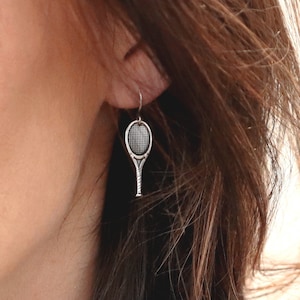 Kleine Tennis Ohrringe, Silber und Gold Oberflächen, kleine Tennis Ohrringe, Tennis Schmuck