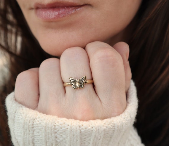 Portraits of Nature butterfly ring in rose gold | De Beers GR