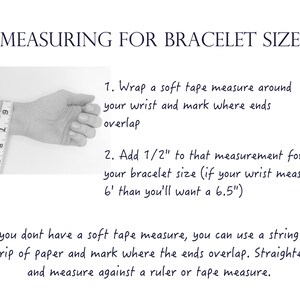 Op de afbeelding: Afbeelding met instructies voor het meten van de polsmaat voor armbanden. Een hand is omwikkeld met een meetlint. De tekst luidt: "METEN VOOR ARMBANDMAAT:" en geeft stappen voor het meten en toevoegen van 1,27 cm aan de meting.