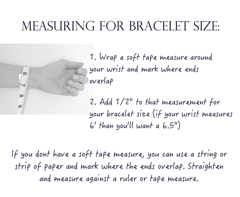 Op de afbeelding: Afbeelding met instructies voor het meten van de polsmaat voor armbanden. Een hand is omwikkeld met een meetlint. De tekst luidt: "METEN VOOR ARMBANDMAAT:" en geeft stappen voor het meten en toevoegen van 1,27 cm aan de meting.