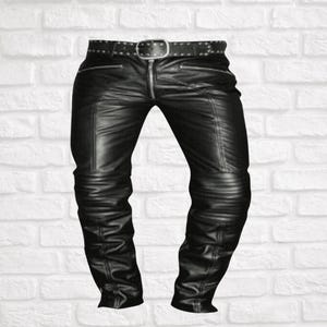 以下が含まれることがあります： フロントジッパー開閉式、シルバーカラーの金属製バックル付きレザーベルト、太ももと膝部分の補強パネルが特徴の黒いレザーパンツ。滑らかな質感で、しっかりとした構造のフィット感があるデザインです。