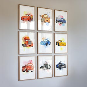 Op de afbeelding: Een set van negen ingelijste aquareldrukken met diverse geanimeerde autokarakters in rood, blauw, geel, bruin en zwart. Elke print toont een uniek voertuig met expressieve ogen en kleurrijke verfspatten op een witte achtergrond.