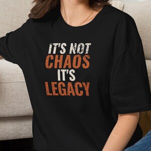 It's Not Chaos It's Legacy T-Shirt | Lustiger IT Spruch, Programmierer Shirt, Legacy Code Humor, Geschenk für Entwickler und Nerds