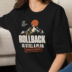 Rollback Is Still a Plan T-Shirt | Lustiges IT Shirt für Entwickler und Admins | DevOps Humor | Programmierer Geschenk