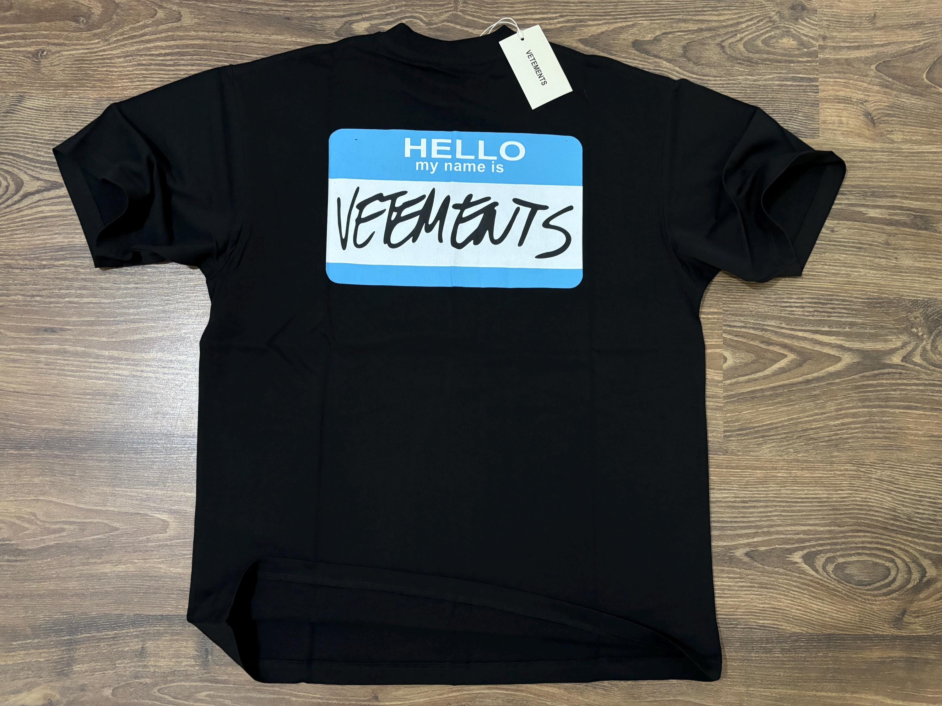 関税込【VETEMENTS】Name Badge T-Shirt Black VETEMENTS Name Tag Black T-shirt - Blue Logo Oversize Fit