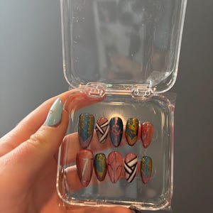 Free styled Vi and Caitlyn arcane reusable press on nails