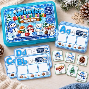 Könnte beinhalten: Eine leuchtend blaue Kunststoffbox mit der Aufschrift Winter Beginning Sounds, die 26 Buchstabenkarten und 78 Bildteile enthält. Das Set umfasst Alphabet-Zuordnungskarten für die Buchstaben A, B, C und D sowie kleine quadratische Bildkärtchen.