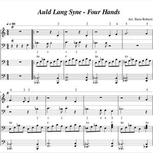 Puede incluir: Partitura de "Auld Lang Syne - Four Hands" con notas musicales, símbolos de clave y indicaciones de tempo. Arreglo de Ilaria Roberti. La música está escrita en tinta negra sobre fondo blanco.