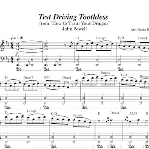 Puede incluir: Partitura de "Test Driving Toothless" de "How to Train Your Dragon" de John Powell, arreglada por Ilaria Roberti. La partitura está escrita en tinta negra sobre fondo blanco, con notación musical que incluye notas, silencios y dinámicas.