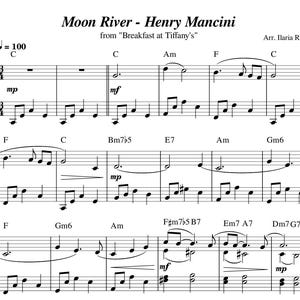 Pode incluir: Partitura de "Moon River" de Henry Mancini, de "Breakfast at Tiffany's". A partitura é escrita em tinta preta sobre fundo branco, com notas, acordes e notações musicais. O tempo é indicado em 100 batidas por minuto.