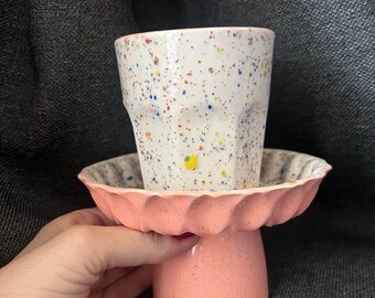 Taza de café de cerámica hecha a mano (200 ml) y un plato para servir único.