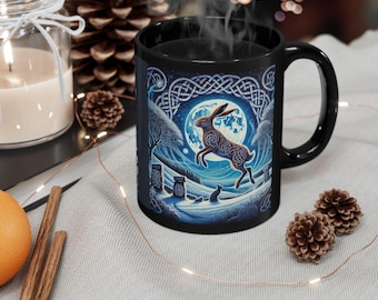 Taza de liebre mirando la luna: taza de café celta wiccan de Yule