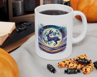 Taza de liebre mirando la luna: taza de café celta wiccan de Yule