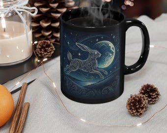 Taza de liebre mirando la luna: taza de café celta wiccan de Yule