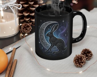 Taza de liebre mirando la luna: taza de café celta wiccan de Yule