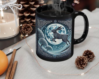 Taza de liebre mirando la luna: taza de café celta wiccan de Yule
