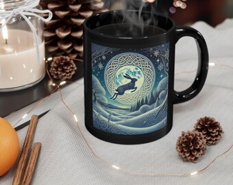 Taza de liebre mirando la luna: taza de café celta wiccan de Yule