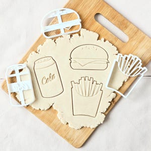 Cortadores de galletas con forma de comida rápida: hamburguesa, patatas fritas, refresco, impresos en 3D.