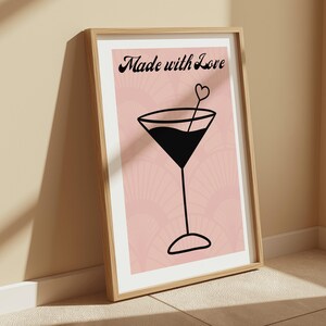 Gemaakt met liefde cocktailkunstprint | Retro martiniglas wanddecoratie | Art-deco barwagen afdrukbaar |  Roze en zwarte muurkunst happy hour martini