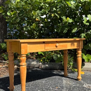 SOLD LOCALLY!! Vintage Broyhill Pine Wood Entryway Table – Coastal