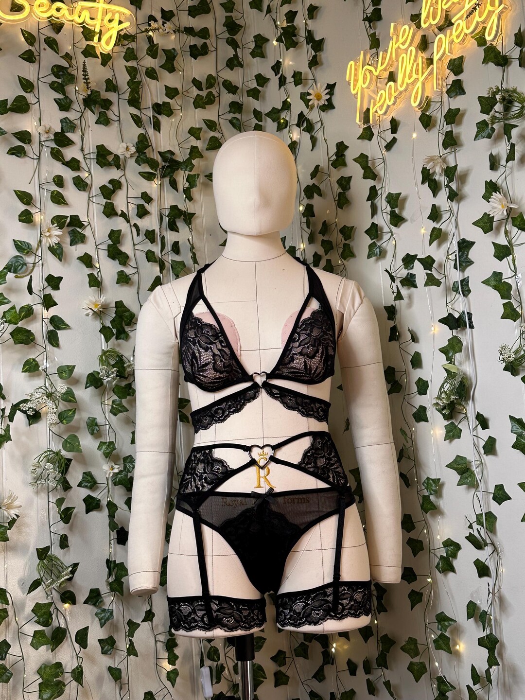 Gorgeous Fantasy Black Lingerie Set With Rhinestone Hearts - ED