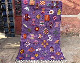 Marokkaans paars kelimtapijt, kleurrijk berbertapijt, platgeweven wollen tapijt, geborduurd vloerkleed, authentiek Marokkaans tapijt, boho platgeweven tapijt