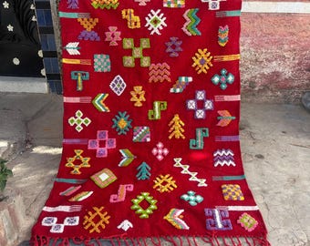 Tapete Kilim Vermelho Marroquino, Tapete Berbere Colorido, Tapete de Lã Flatweave, Tapete Bordado, Tapete Marroquino Autêntico, Tapete Boho Flatweave