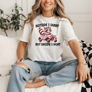 Chemise Outside I Skrrt But Inside I Hurt, T-shirt graphique raton laveur drôle, T-shirt animal rétro